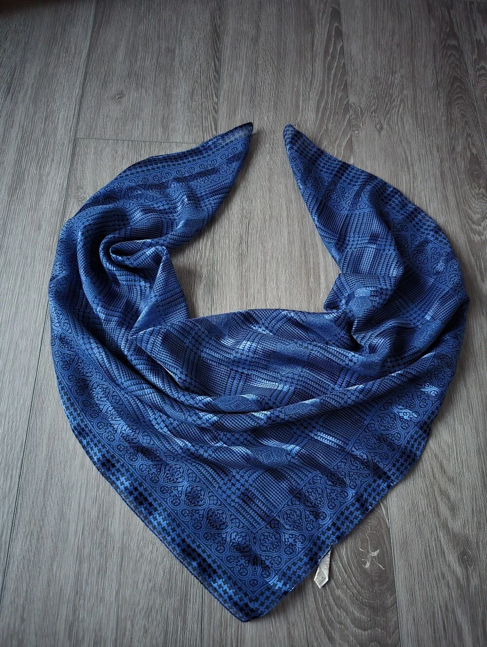 Berkshire Silken Blue Houndstooth Plaid Medallion Square Scarf Made in Italy 30